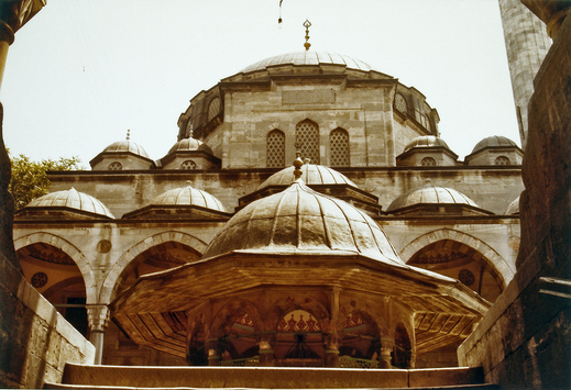 Vorschaubild Mehmet Pascha Moschee, Blick zum Brunnen